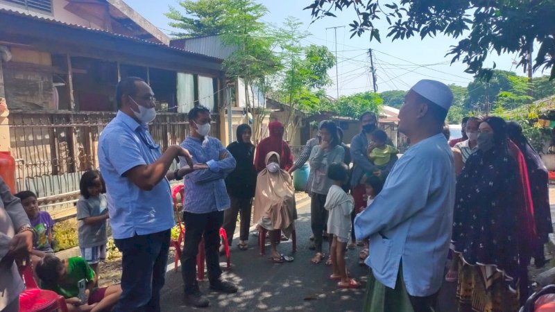 Kepala Wilayah Pelayanan III, Ir. H. Ahsan bersama Kabag Distribusi Kehilangan Air (DKA), Wahidin langsung ke lokasi untuk mencari solusi serta mendengar keluh kesah warga Aspol Antang, Jumat, (23/4).