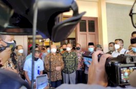 Kunjungi Gereja Katedral Makassar, Mahfud MD: Teror adalah Paham Sesat