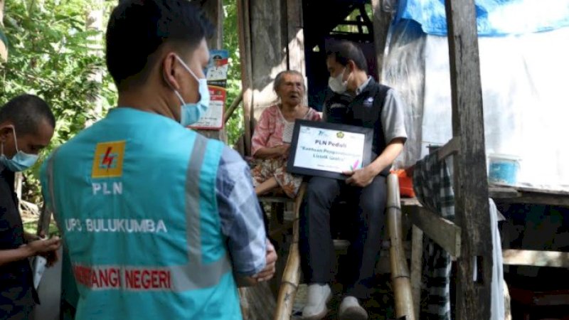 PLN Beri Bantuan Sambung Listrik Gratis 546 Keluarga Pra Sejahtera di Selayar