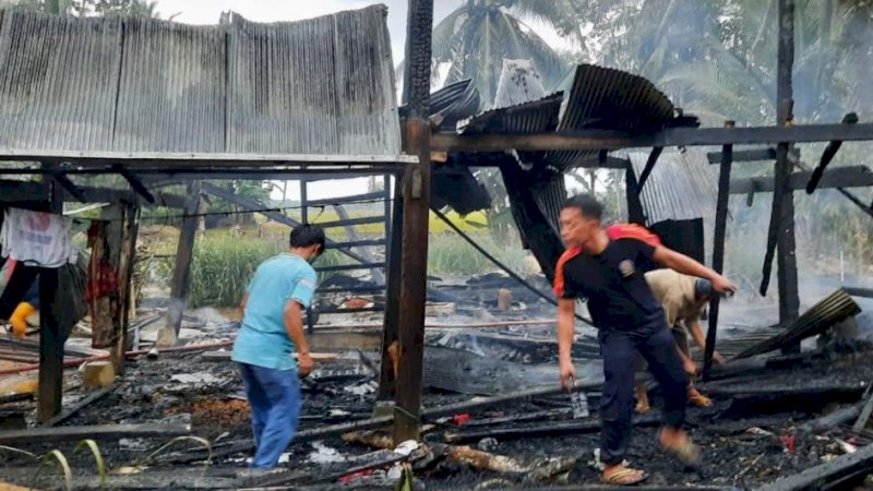 Rumah yang terbakar di Dusun Bajoe, Desa Lacinde, Kecamatan Pitumpanua, Kabupaten Wajo, Jumat (23/4/2021).