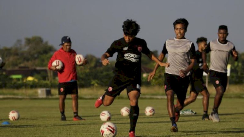 Skuat PSM Makassar kala menjalani latihan.