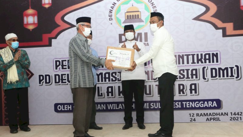 Wagub Sultra Lukman Abunawas Lantik Taufiq Sonda jadi Ketua DMI Kolaka Utara