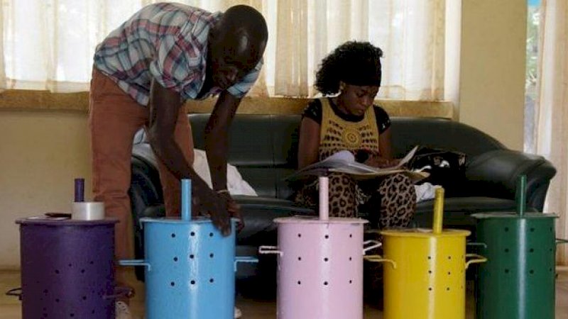 petugas tps terlihat sibuk mempersiapkan pemilu | www.euronews.com