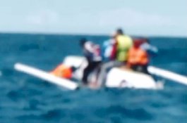 Mesin Mati dan Hilang Kendali, Perahu Pemancing di Jeneponto Terbalik Diterpa Ombak