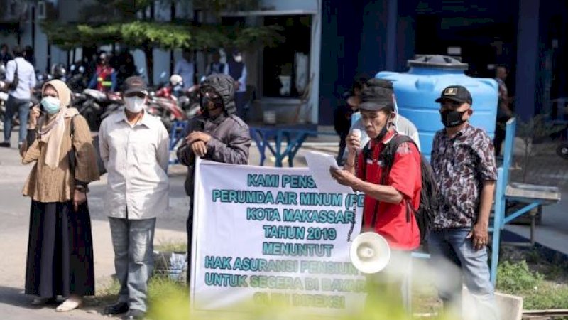 Aksi demo pensiunan PDAM Kota Makassar di depan Kantor Perumda Air Minum Kota Makassar, Jalan Dr. Ratulangi, Senin (26/4/2021).