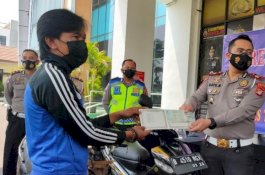 Sita Motor Tukang Rumput karena Atraksi Lepas Setir, Setelah Tahu Pekerjaannya Polisi Terenyuh lalu Hadiahkan Motor