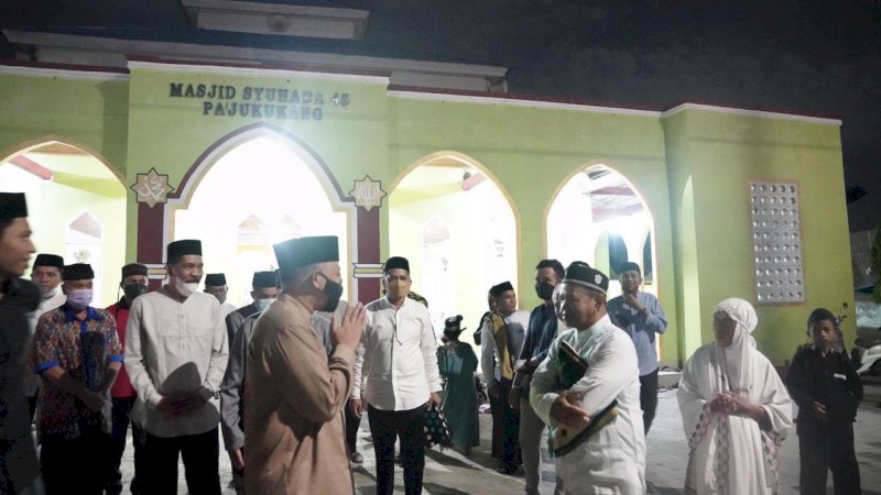Bupati Bantaeng, Ilham Azikin saat melakukan safari Ramadan di Pa'jukukang, Senin malam (26/4/2021). 
