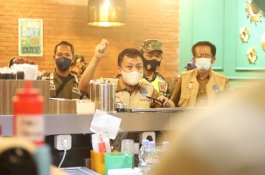 Urai Kerumunan di Masa Pandemi, Satgas RAIKA Makassar Imbau Pelaku Usaha dan Warga Patuhi Prokes