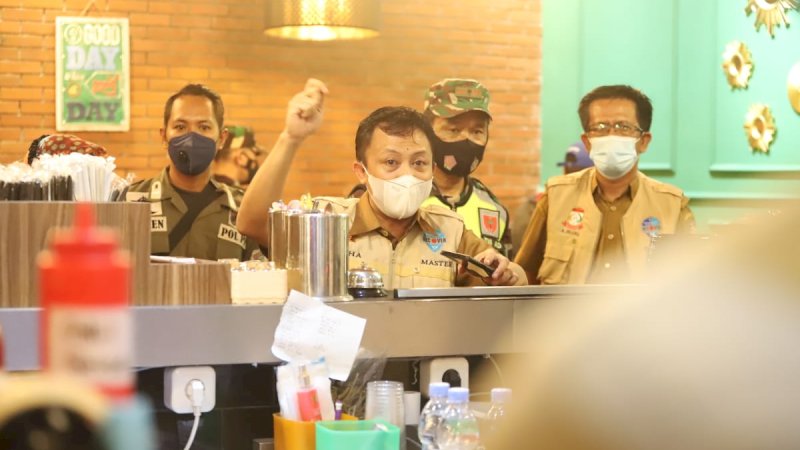 Master Covid Kec Makassar. Alamsyah Sahabuddin dan Satgas Raika melakukan patroli urai kerumunan di beberapa titik dan imbau warga dan pelaku usaha tetap jaga prokes.