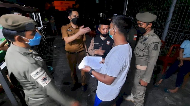 Master Ujung Pandang Pimpin Patroli Satgas RAIKA urai kerumunan du wilayahnya,  Selasa, (27/4).