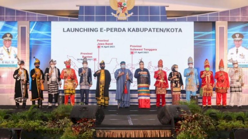 Seluruh peserta upacara HUT ke-57 Sulawesi Tenggara mengenakan busana adat.
