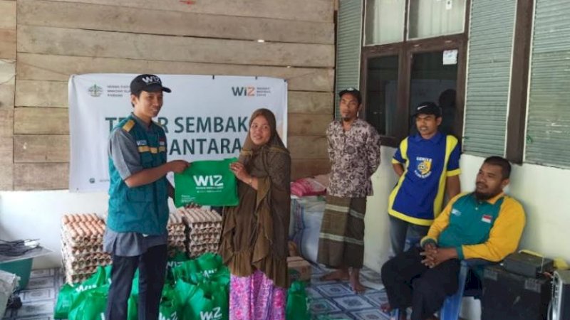 Serah terima paket sembako oleh Laznas WIZ kepada warga di kampung mualaf Kabupaten Pinrang.