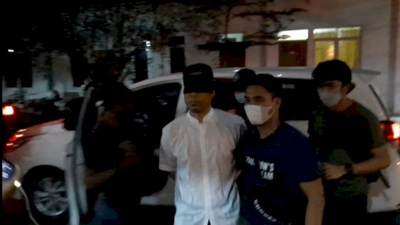 Munarman tiba di Polda Metro Jaya dengan mata ditutup (Yogi/detikcom)