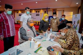 Gubernur Sulawesi Tenggara Luncurkan Gerakan Cinta Zakat