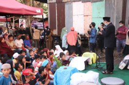 Tebar Kebahagiaan, Warung Sedekah Makassar Kunjungi Masyarakat di Kampung Pemulung