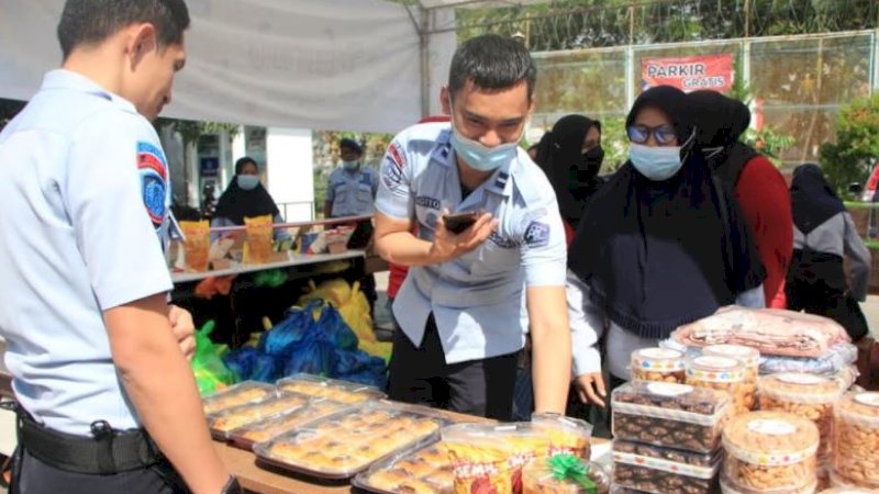 Bazar dan pasar murah Rutan Klas 1 Makassar dalam menyambut hari raya Idulfitri. 