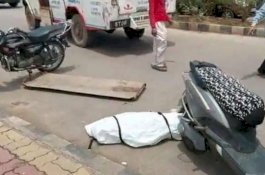 Ambulans Melaju Kencang, Jenazah Korban Covid-19 Terlempar ke Jalan