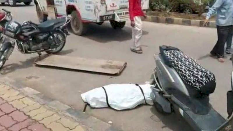 Viral Jenazah Korban COVID-19 Terlempar ke Jalan Gegara Ambulans Ngebut/Foto: india today
