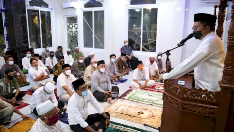 Wali Kota Makassar, Mohammad Ramdhan Pomanto, salat subuh berjemaah sekaligus meresmikan Masjid Al Harun AR Rasyid di Jalan Tarakan, Jumat (30/4/2021).