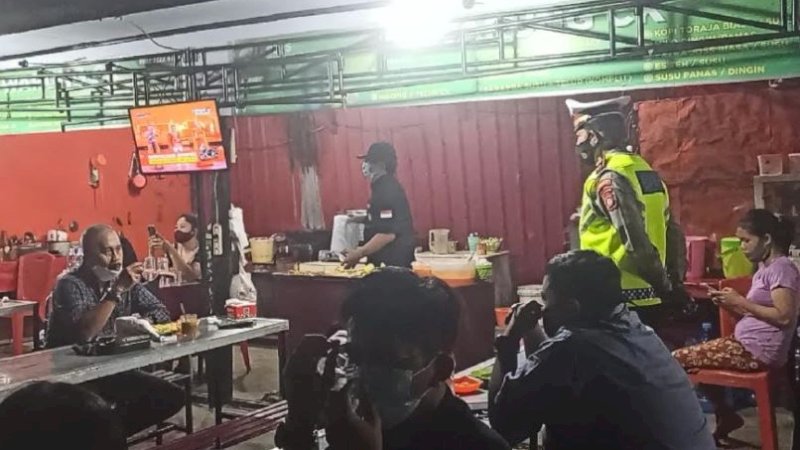 Satgas Raika Bontoala di Jalan Sungai Cerekang, Jumat malam (30/4/2021).