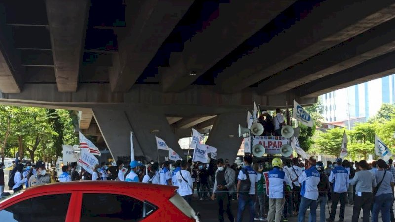 Buruh yang bergabung dalam Aliansi Perjuangan Rakyat (Alpar) menggelar aksi di bawah jembatan fly over, Jalan Urip Sumoharjo, Sabtu (1/5/2021).