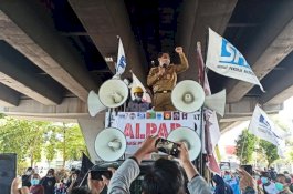 Kadisnaker Kota Makassar Datangi Aksi Hari Buruh di Flyover, Janji Tindak Staf yang Melanggar