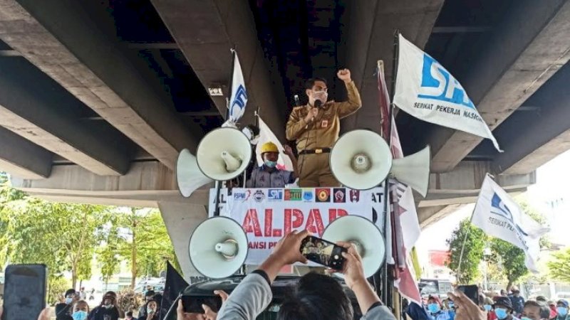 Kadisnaker Kota Makassar Datangi Aksi Hari Buruh di Flyover, Janji Tindak Staf yang Melanggar