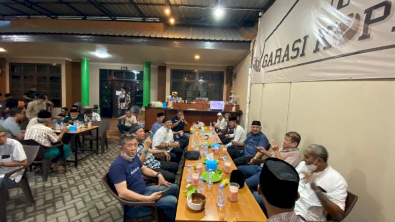 Anggota Land Cruiser Makassar gelar buka puasa bersama, di jalan Monginsidi, Minggu, (2/5).