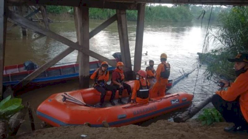Tim SAR gabungan melakukan pencarian dengan menggunakan perahu karet menyisiri arus sungai.