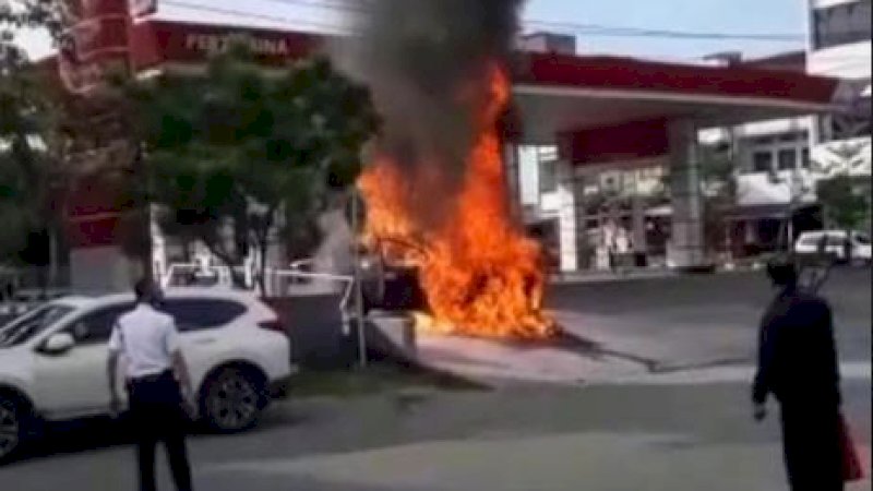 Mobil terbakar di SPBU Pertamina Sentral, Kabupaten Wajo, Senin (3/5/2021).
