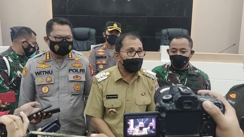 Wali Kota Makassar Mohammad Ramdhan Pomanto berbicara di depan awak media, Senin (3/45/2021) di Ruang Sipakatau Balai Kota Makassar.