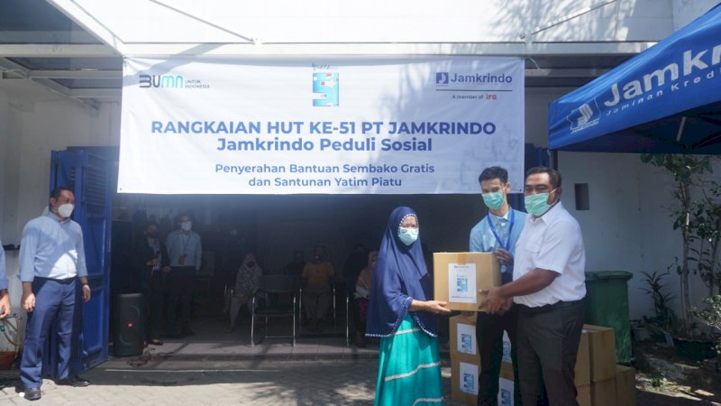 Penyerahan bantuan sembako dan santunan anak yatim dilakukan secara serentak di seluruh unit kerja Jamkrindo di seluruh Indonesia, Senin (3/5/2021).
