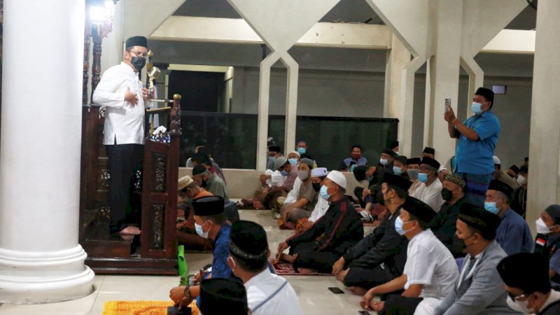 Wali Kota Makassar,  Moh Ramdhan Pomanto hadir saat salat subuh berjamaah di Masjid Jami Nurul Iman Telkomas, Selasa, (4/5).