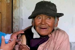 Kakek 121 Tahun Ini Sudah Divaksin, Tim Medis Berjalan 3 Jam ke Rumahnya yang Terpencil