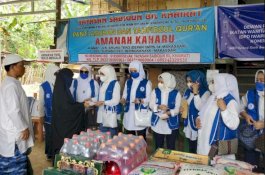 Berbagi Kasih, Iwapi Sulsel Serahkan Bantuan kepada Pemulung dan Panti Asuhan