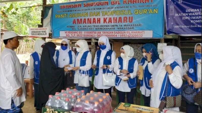 Iwapi Sulsel saat menyerahkan bantuan kepada Panti Asuhan & Tahfidzul Quran Amanah Kaharu di Jalan Arung Teko, Sudiang, Biringkanaya. 