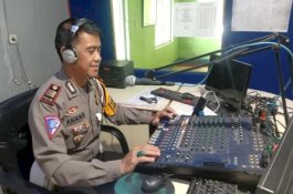 Lewat Radio, Satlantas Polres Wajo Memberikan Sosialisasi dan Imbauan Lalu Lintas