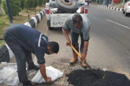 Terganggu saat Gowes, MCC Berinisiatif Tambal Jalan Berlubang di Makassar