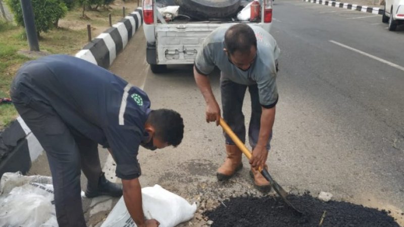 Terganggu saat Gowes, MCC Berinisiatif Tambal Jalan Berlubang di Makassar