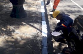 Wujudkan Kota yang Nyaman, Satgas Pemeliharaan Jalan DPU Makassar Rutin Lakukan Cat Trotoar 