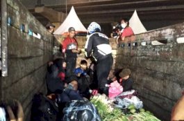 Polisi Gagalkan Pemudik yang Sembunyi di Truk Sayur Pukul 01.00 Dini Hari, Komentar Warganet Bikin Sedih