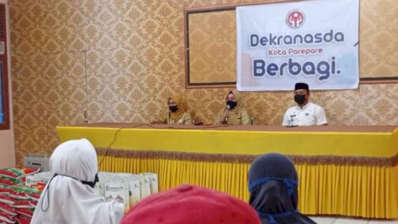 Dekranasda Kota Parepare berbagi paket sembako kepala pengrajin produk UKM.