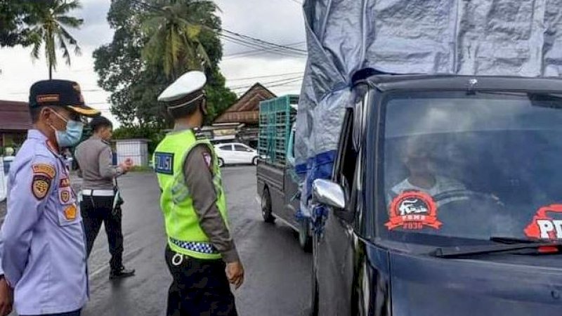 Petugas mengecek kendaraan yang akan memasuki wilayah Kabupaten Wajo, Kamis (6/5/2021).