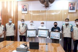 YBM PLN UIW Sulselrabar Serahkan Bantuan untuk Imam Masjid, Marbot, dan Duafa