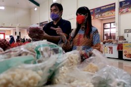 Murah dan Berkualitas, Ita Purnamasari Antusias Belanja di Pasar Mitra Tani