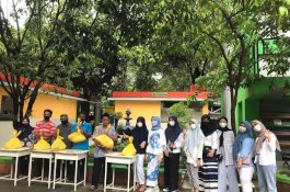 Berbagi Kebahagiaan, Pengurus OSIS SMPN 6 Makassar Salurkan Ratusan Paket Sembako dan Takjil