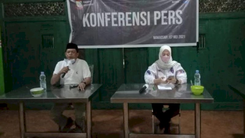 
Jubir Makassar Recover, Indira Mulya Sari (kanan) saat memaparkan dana anggaran Makassar Recover untuk tahap awal, Jumat (7/5/2021) di Rumah Makan Wong Solo, Jalan Sultan Alauddin, Makassar. (Gilang Ramadhan/Rakyatku)