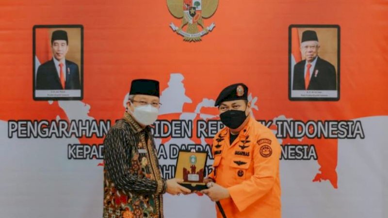 Wali Kota Parepare, Taufan Pawe dan Kepala Kantor Basarnas Kota Makassar, Djunaidi.
