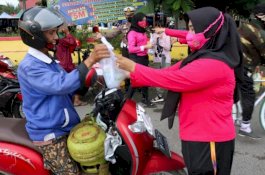 Anggota Bhayangkari Jeneponto Bagi Takjil kepada Pengguna Jalan