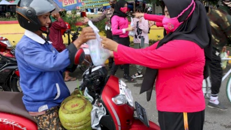 Pembagian takjil berlangsung di perempatan Jalan Sultan Hasanuddiin, Kelurahan Empoang, Kecamatan Binamu, Kabupaten Jeneponto.

